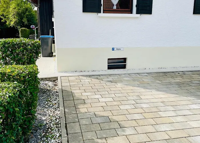 Kleine Ein Zimmer Wohnung Mit Gartenanlage