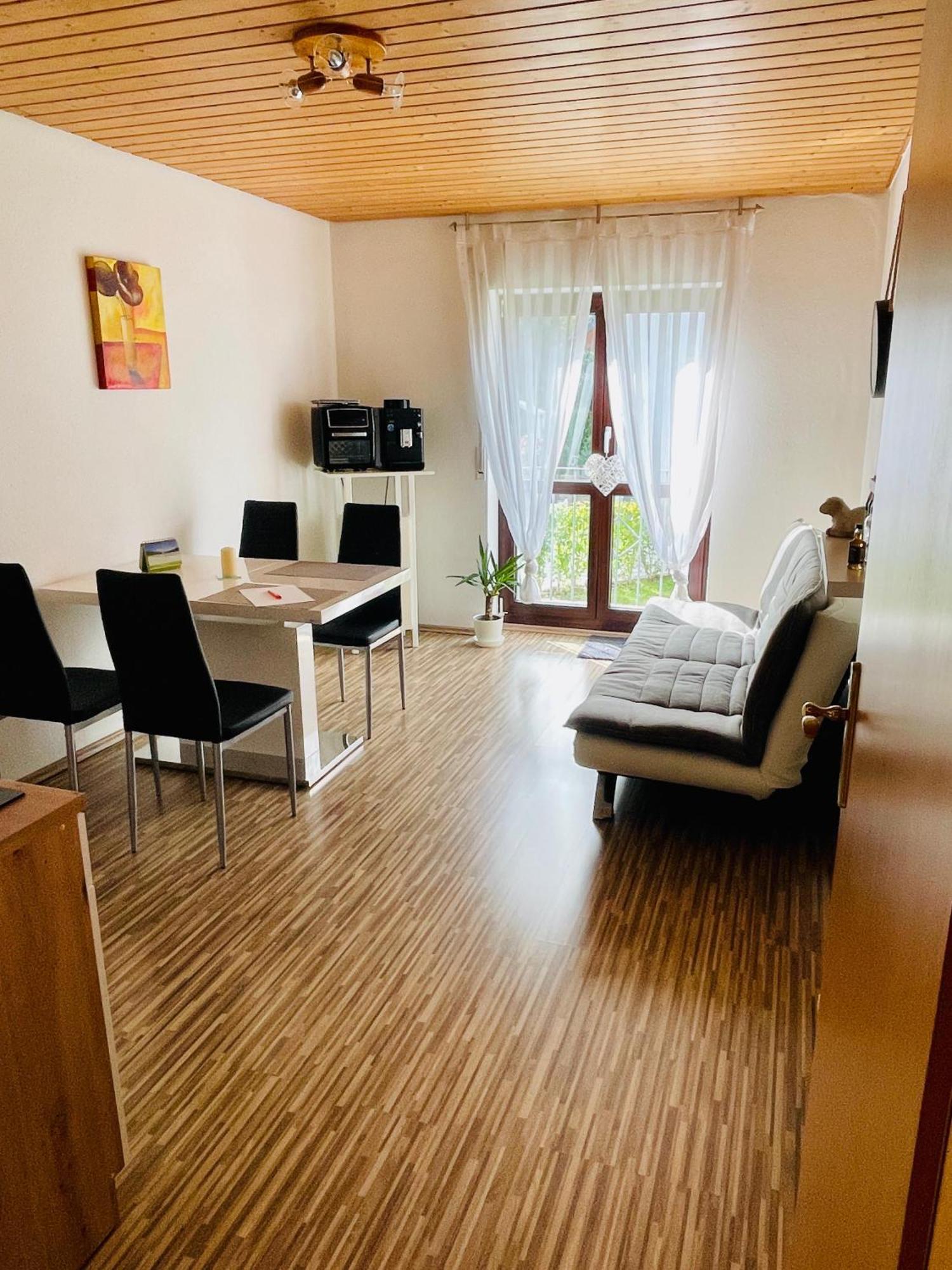 Apartment Kleine Ein Mit Gartenanlage